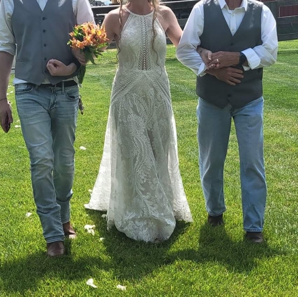 All Who Wonder Designer Wedding Dress - Picture 1 of 7